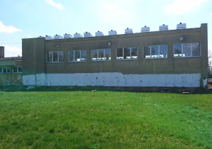 widok szkoły od ul. Sienkiewicza, na zdjęciu widoczna sala gimnastyczna w trakcie wymiany elewacji